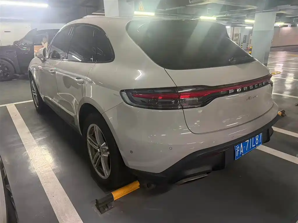 PORSCHE MACAN