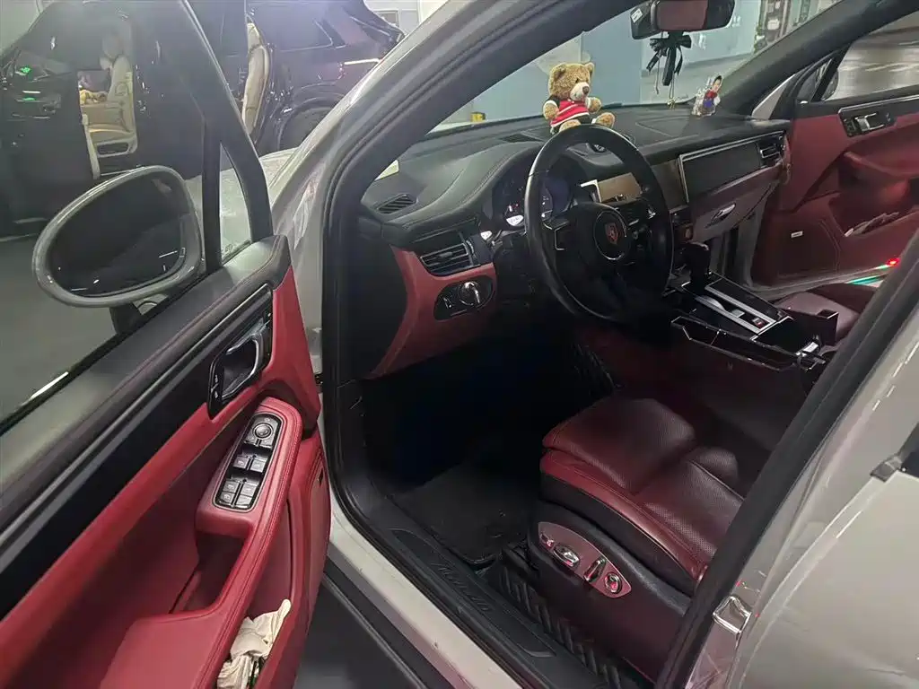 PORSCHE MACAN