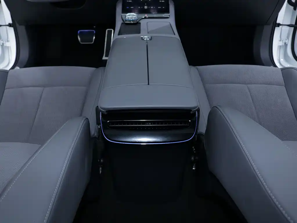 VOYAH LANTU CHASING LIGHT