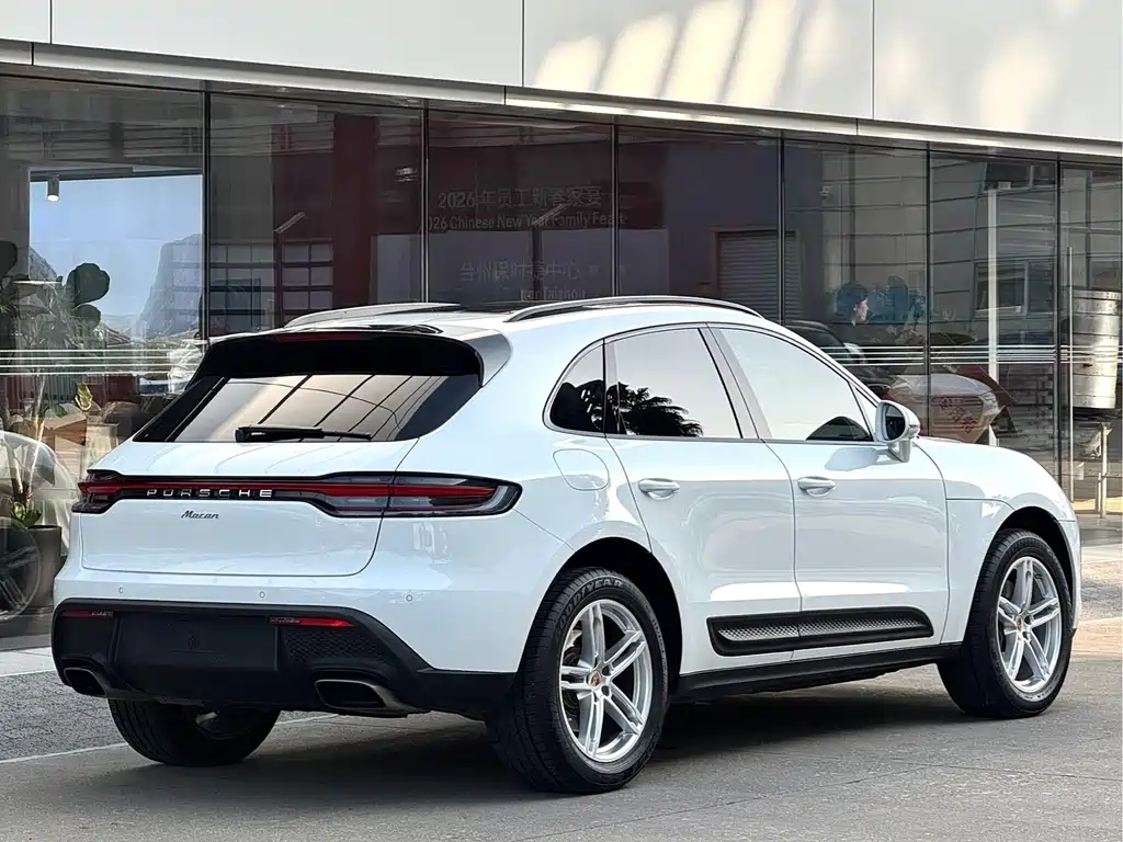 PORSCHE MACAN