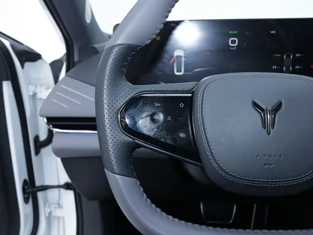 VOYAH LANTU CHASING LIGHT