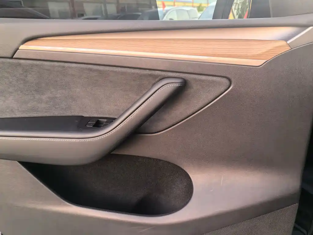 Tesla Model Y — миниатюра 13