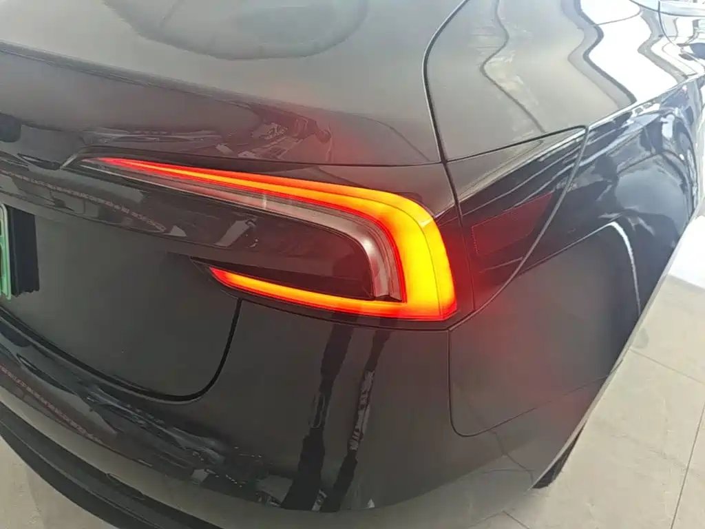 Tesla Model 3 — миниатюра 8