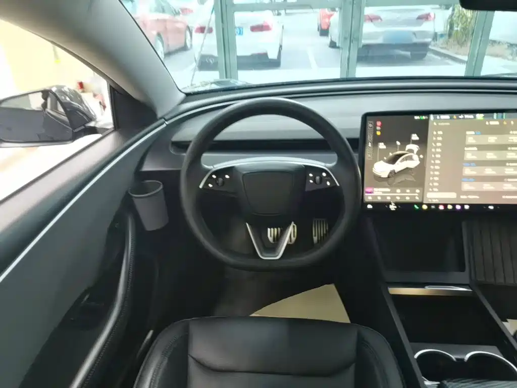 Tesla Model 3 — миниатюра 11
