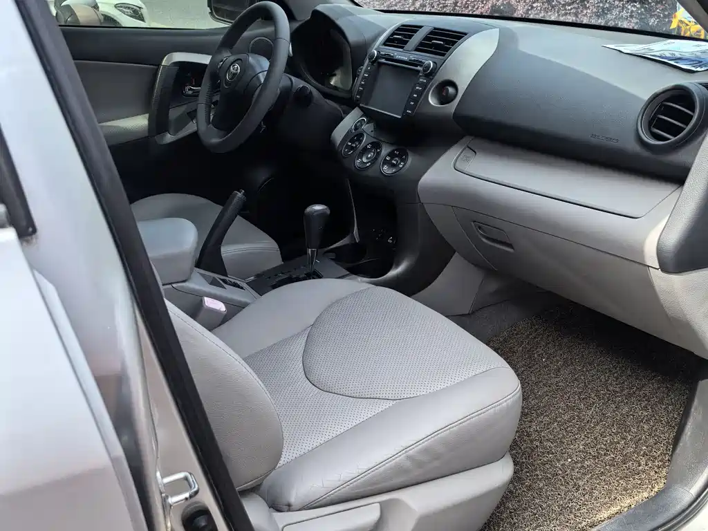 Toyota RAV4 2009 2.4L AT Luxury