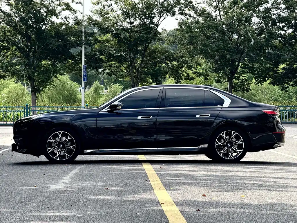 BMW 7 Series — миниатюра 3