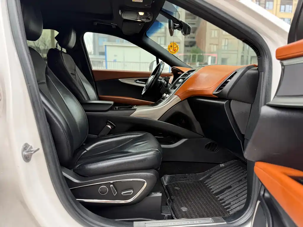 LINCOLN NAVIGATOR (IMPORT)