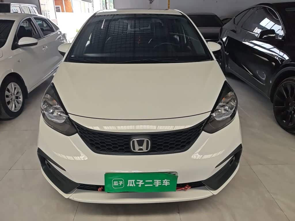 Honda Fit 1.5 л 2023 г. Белый, пробег 29400 км