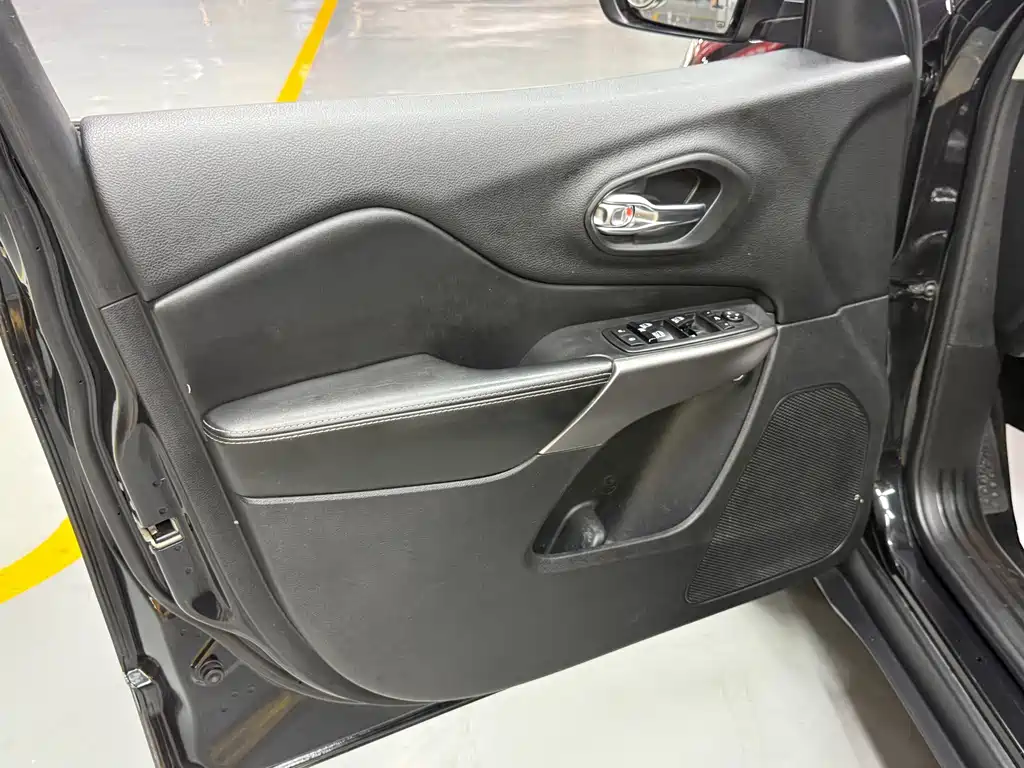 Jeep Cherokee — миниатюра 17