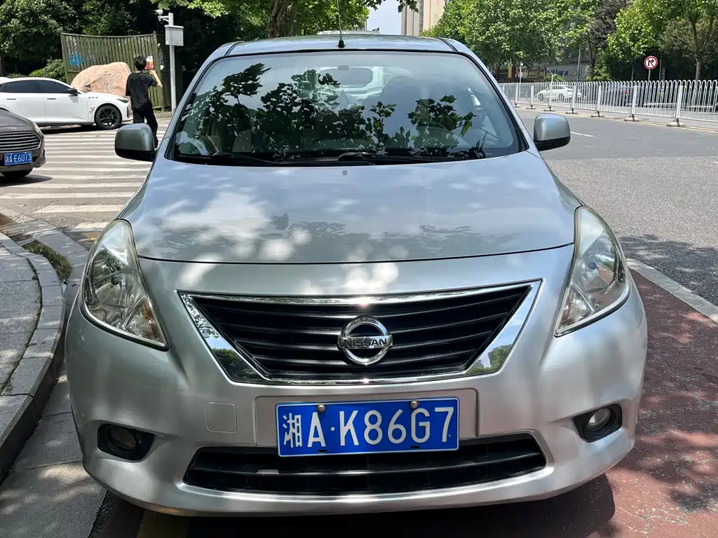 Nissan Sunny 2012