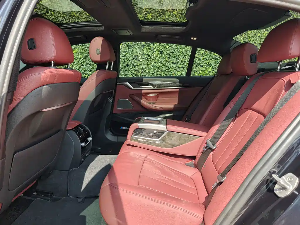 BMW 5 Series — миниатюра 9