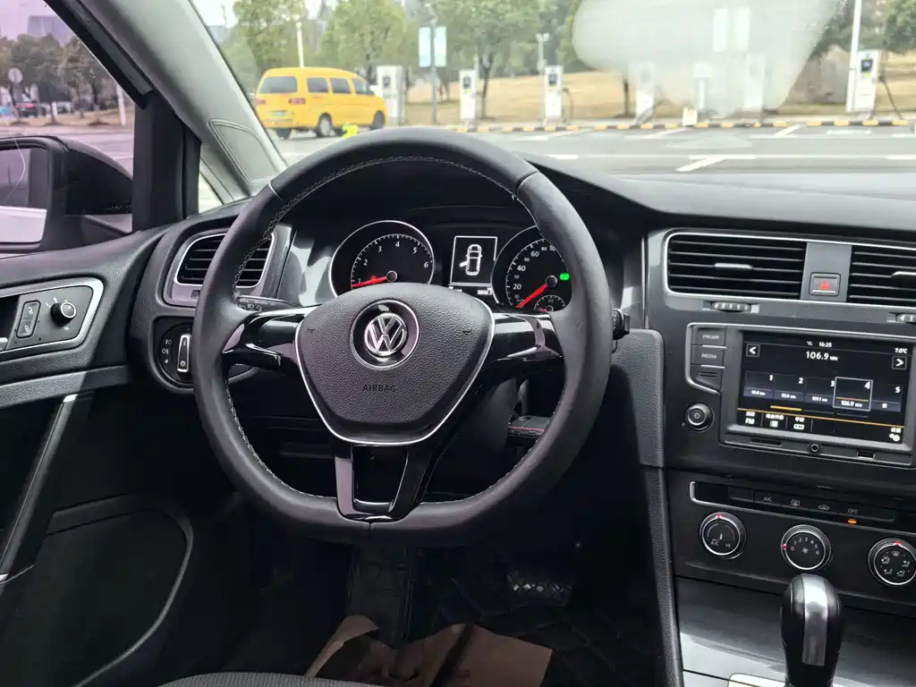 VOLKSWAGEN GOLF