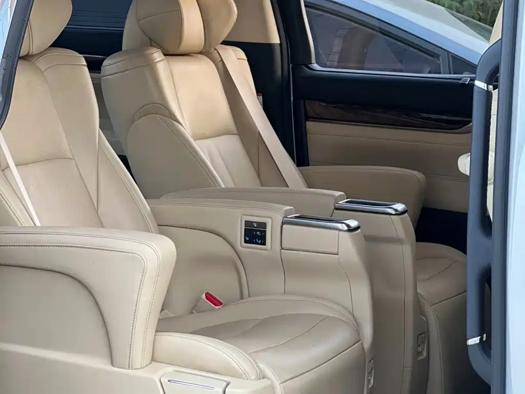 Toyota Alphard — миниатюра 9
