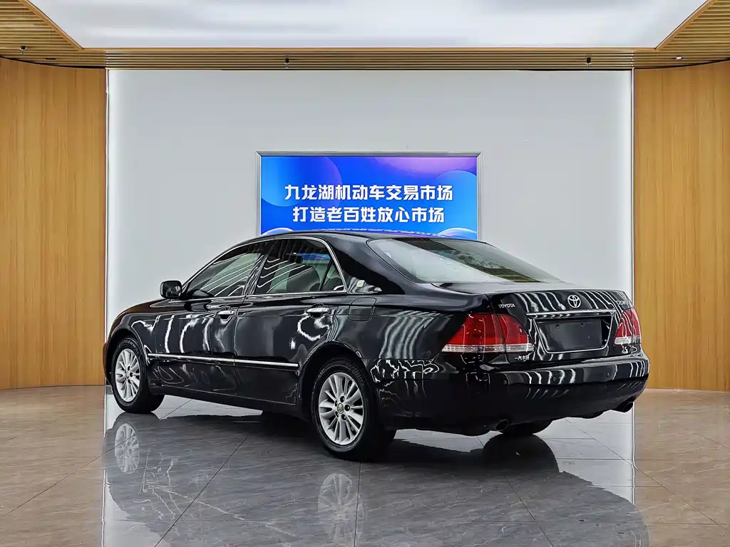 Toyota Crown — миниатюра 6