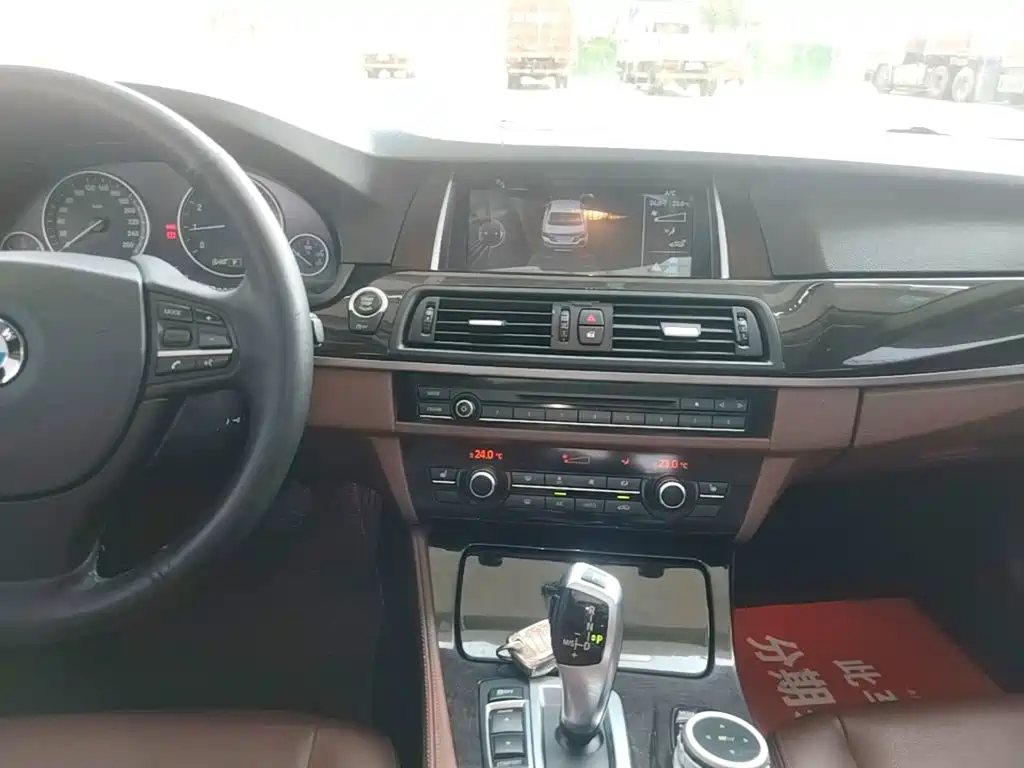 BMW 5 Series — миниатюра 13