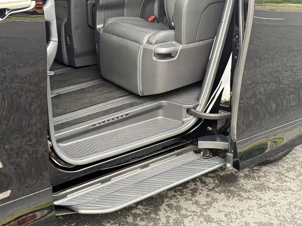 Toyota Alphard — миниатюра 11