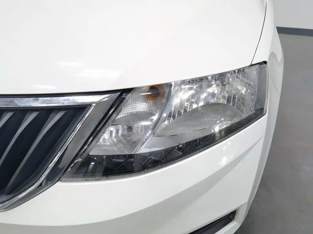 Skoda Rapid — миниатюра 7