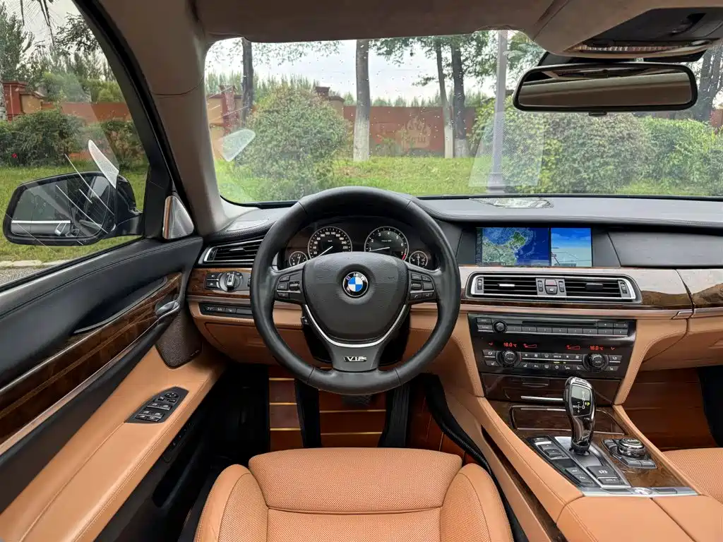 BMW 7 Series — миниатюра 12