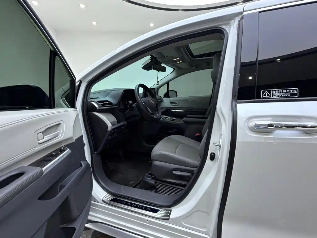 Toyota Granvia — миниатюра 17