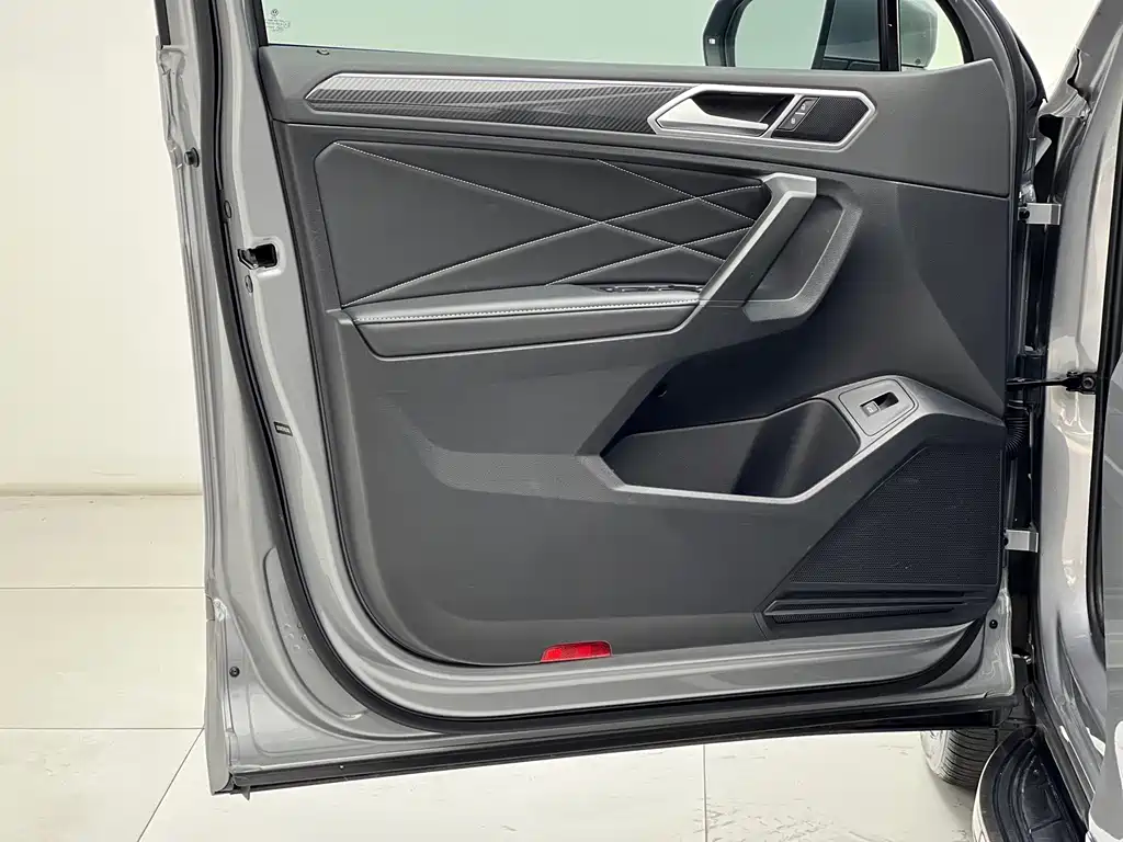 Volkswagen Tiguan L 2023 — фото 15