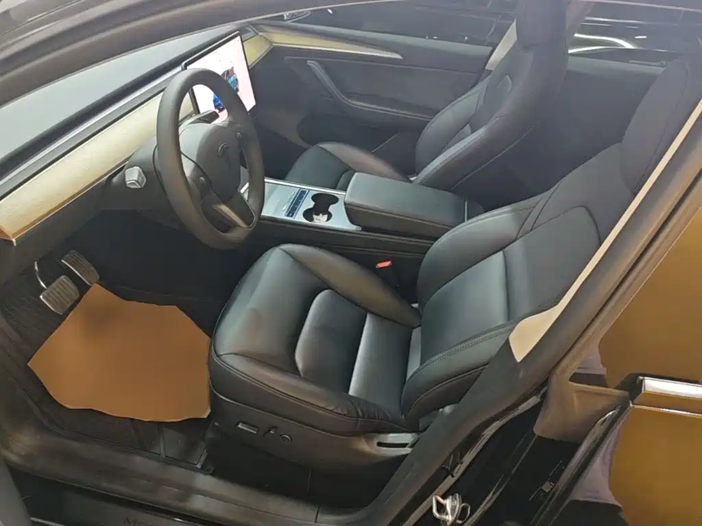 Tesla Model Y — миниатюра 15