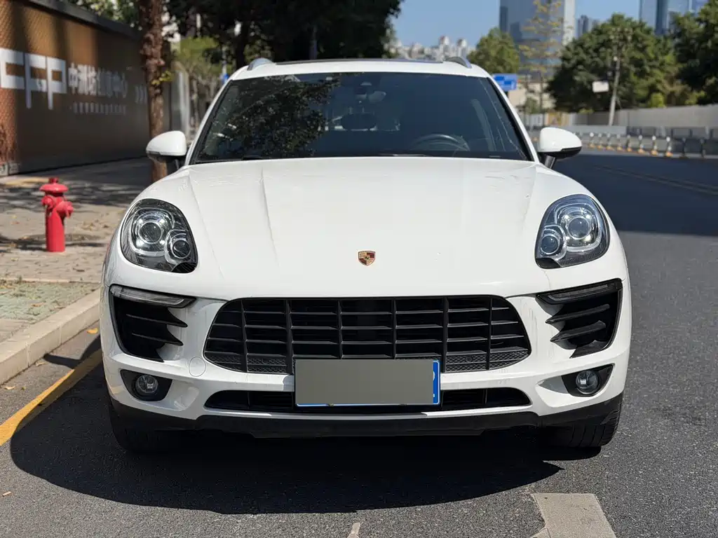 PORSCHE MACAN