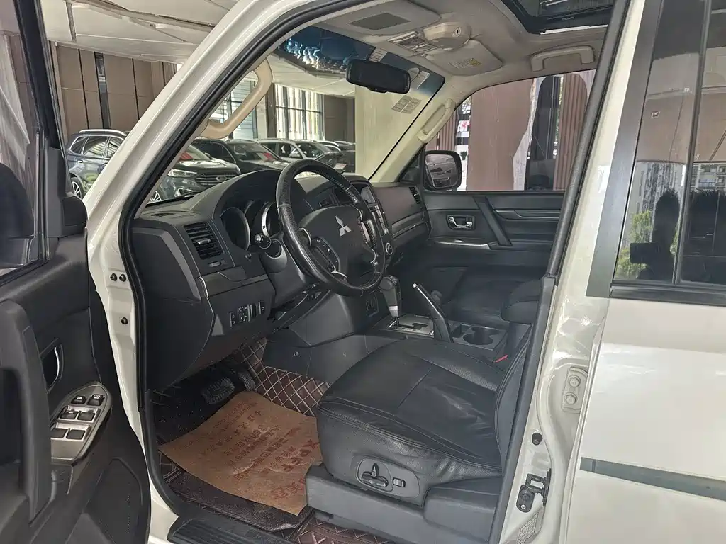 Mitsubishi Pajero (Import) — миниатюра 7