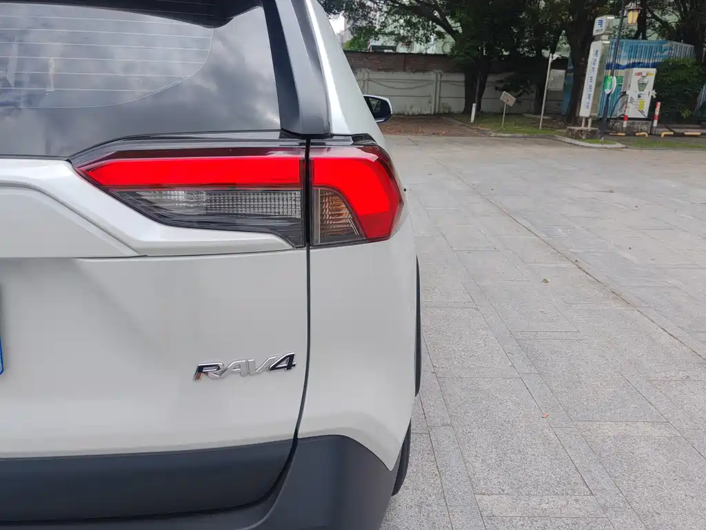 Toyota RAV4 — миниатюра 19