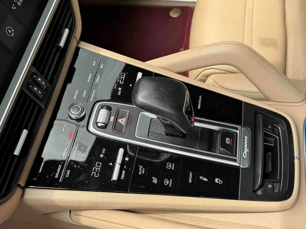 Porsche Cayenne — миниатюра 9