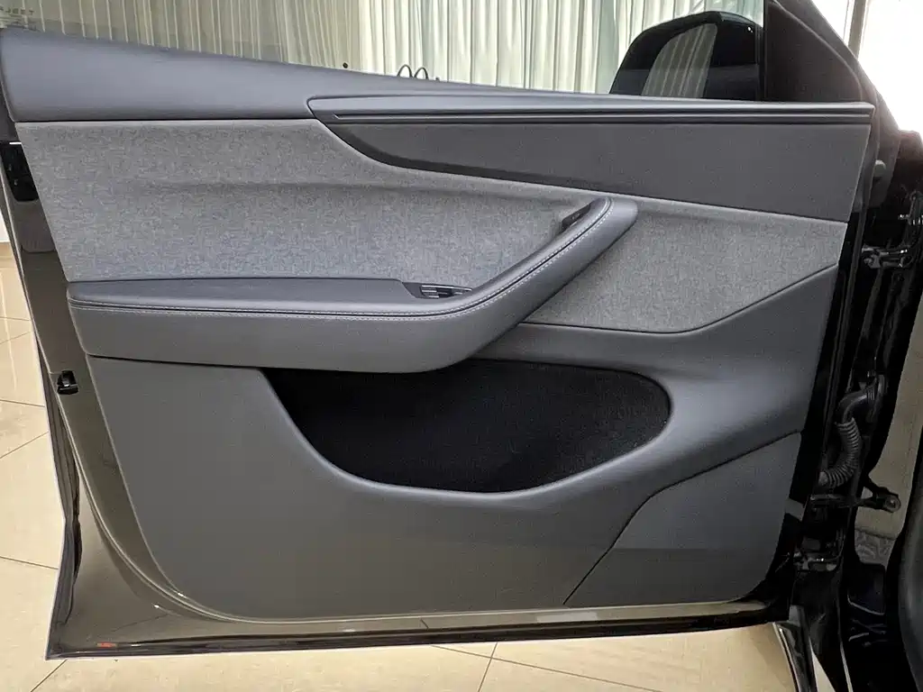 Tesla Model Y — миниатюра 8