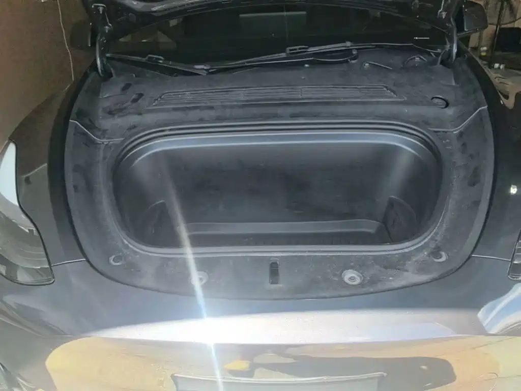 Tesla Model Y — миниатюра 20