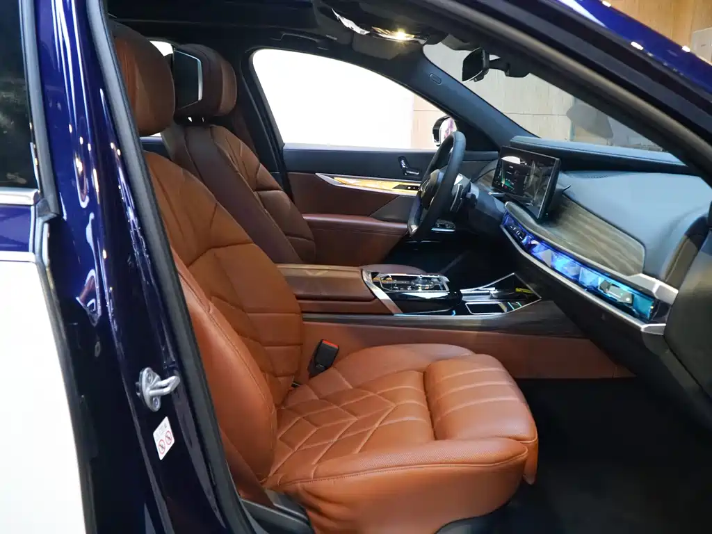BMW 7 Series — миниатюра 11