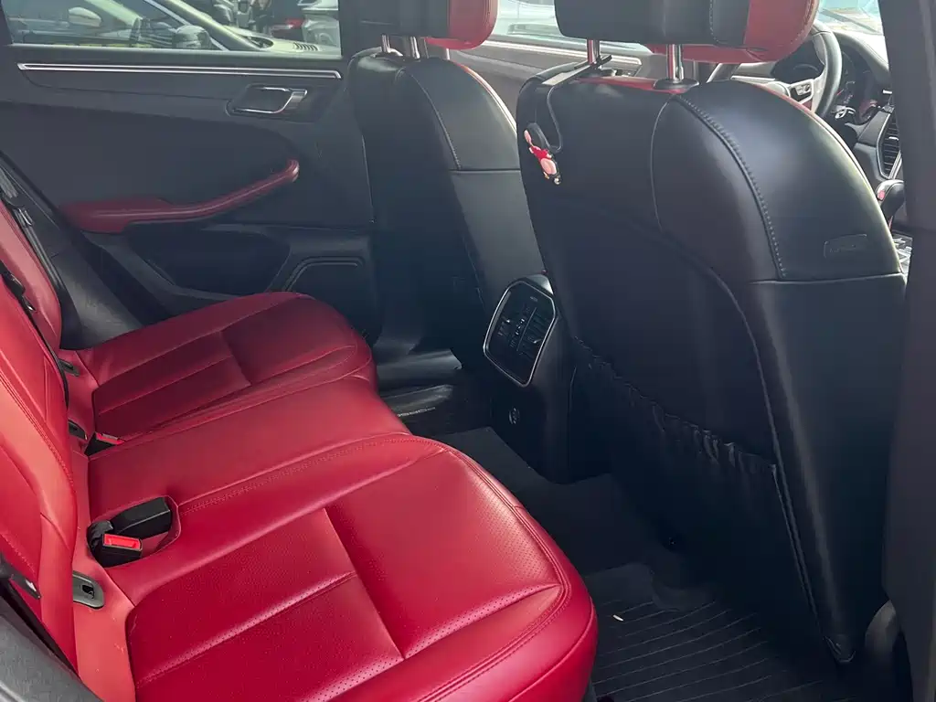 Porsche Macan — миниатюра 3