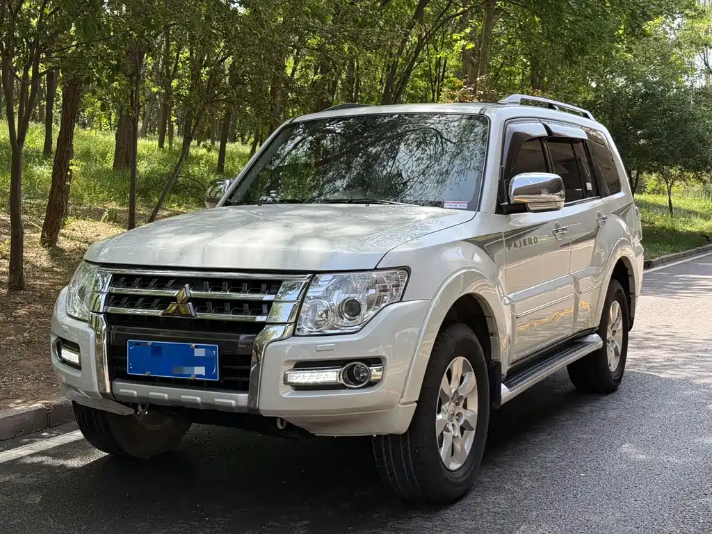 Mitsubishi Pajero (Import) 2016
