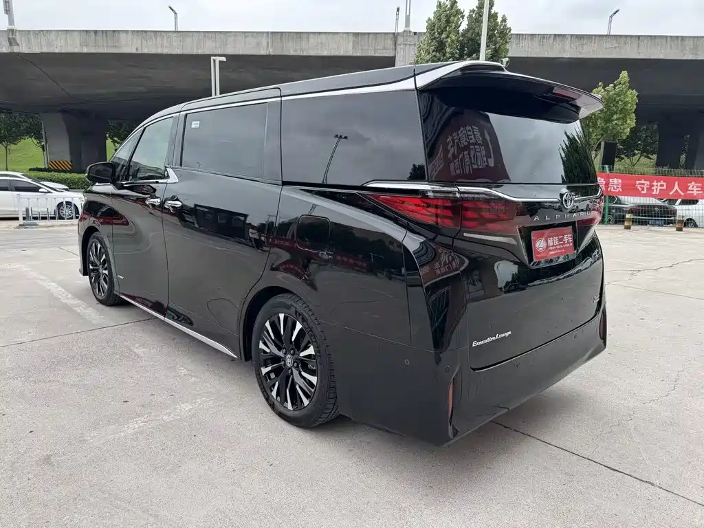 Toyota Alphard — миниатюра 8