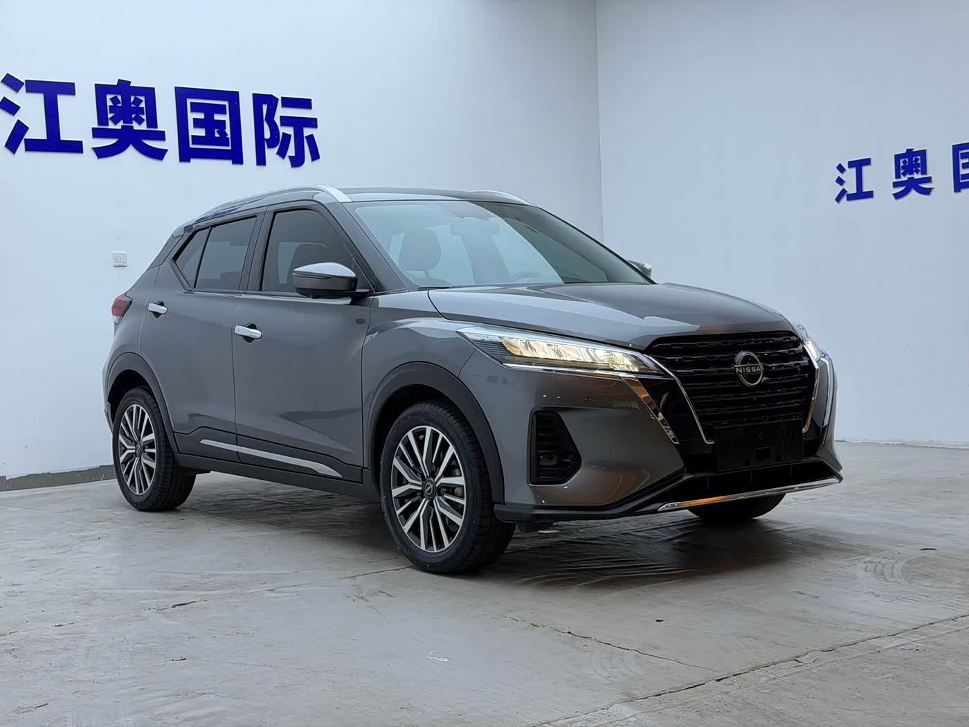 Nissan Kicks 1.5 л 2023 г. Серебристо-серый, пробег 19000 км