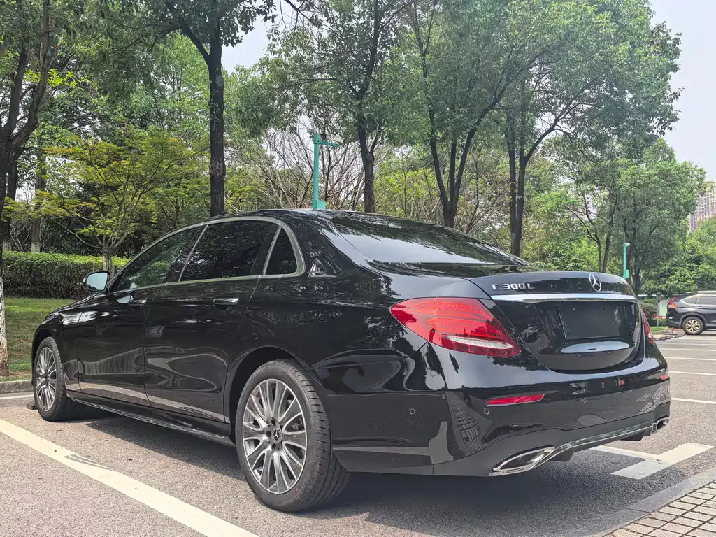 Mercedes-Benz E-Class — миниатюра 6