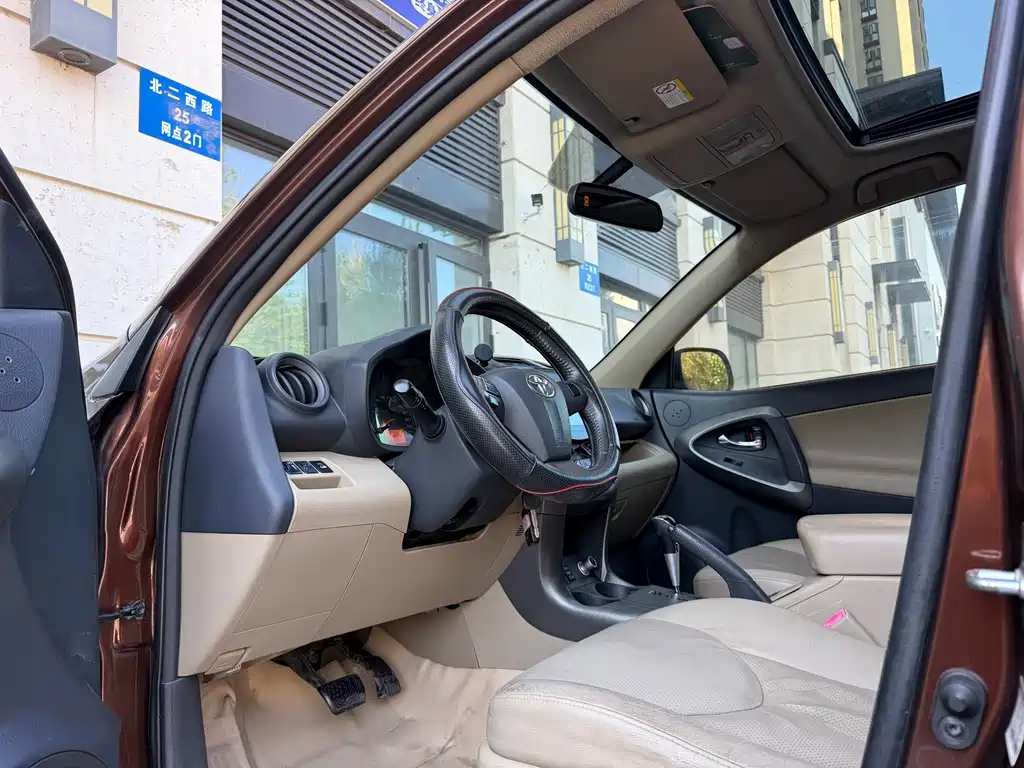 Toyota RAV4 — миниатюра 4