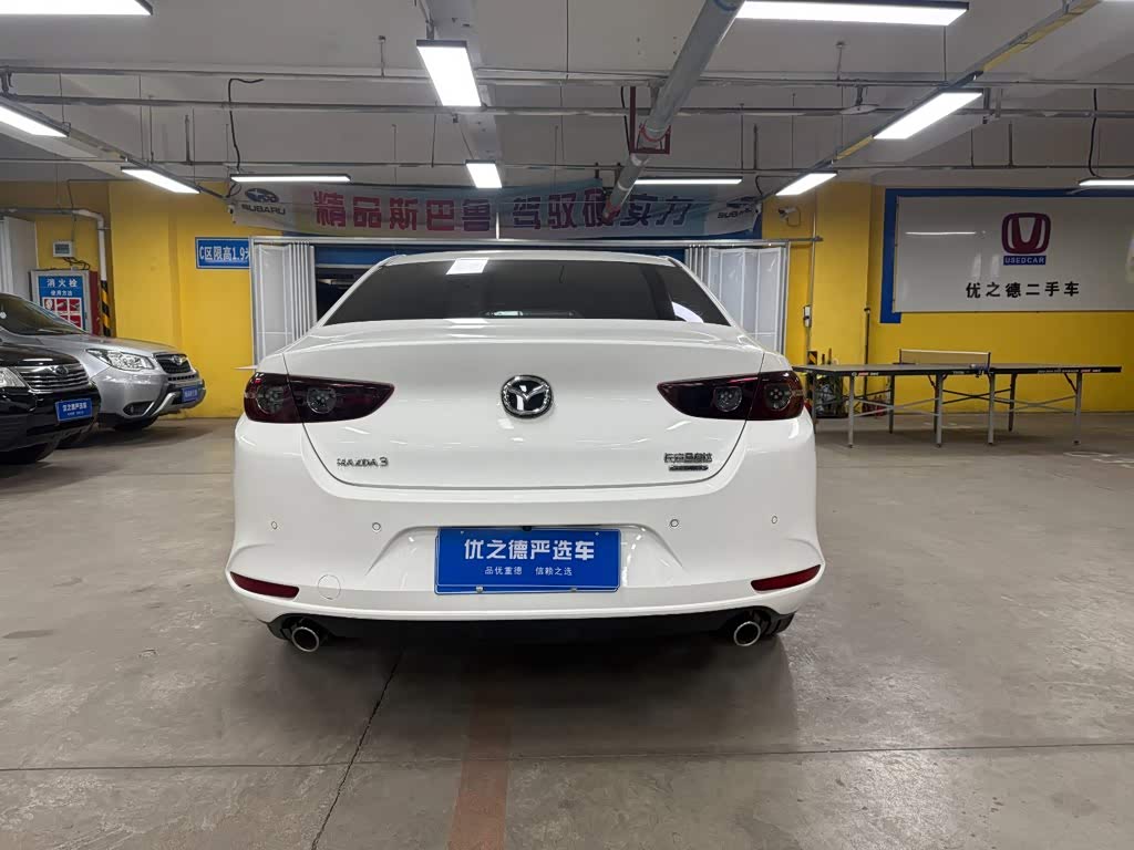 Mazda Mazda3 Axela 2.0 л 2022 г. Белый, пробег 42000 км