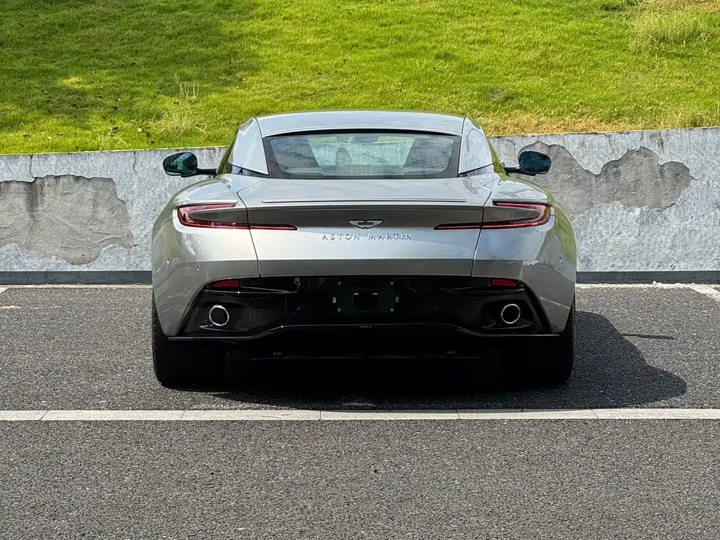 Aston Martin DB12 — миниатюра 7
