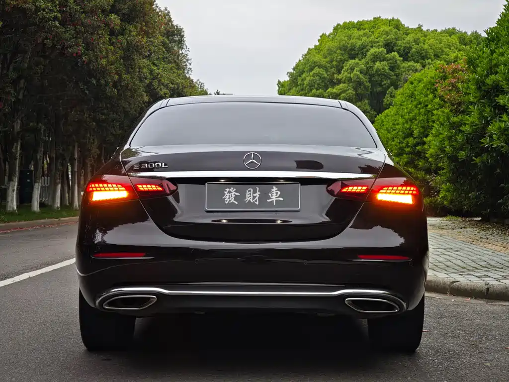 Mercedes-Benz E-Class — миниатюра 11