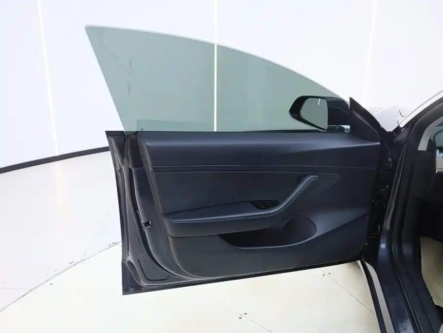 Tesla Model 3 — миниатюра 13