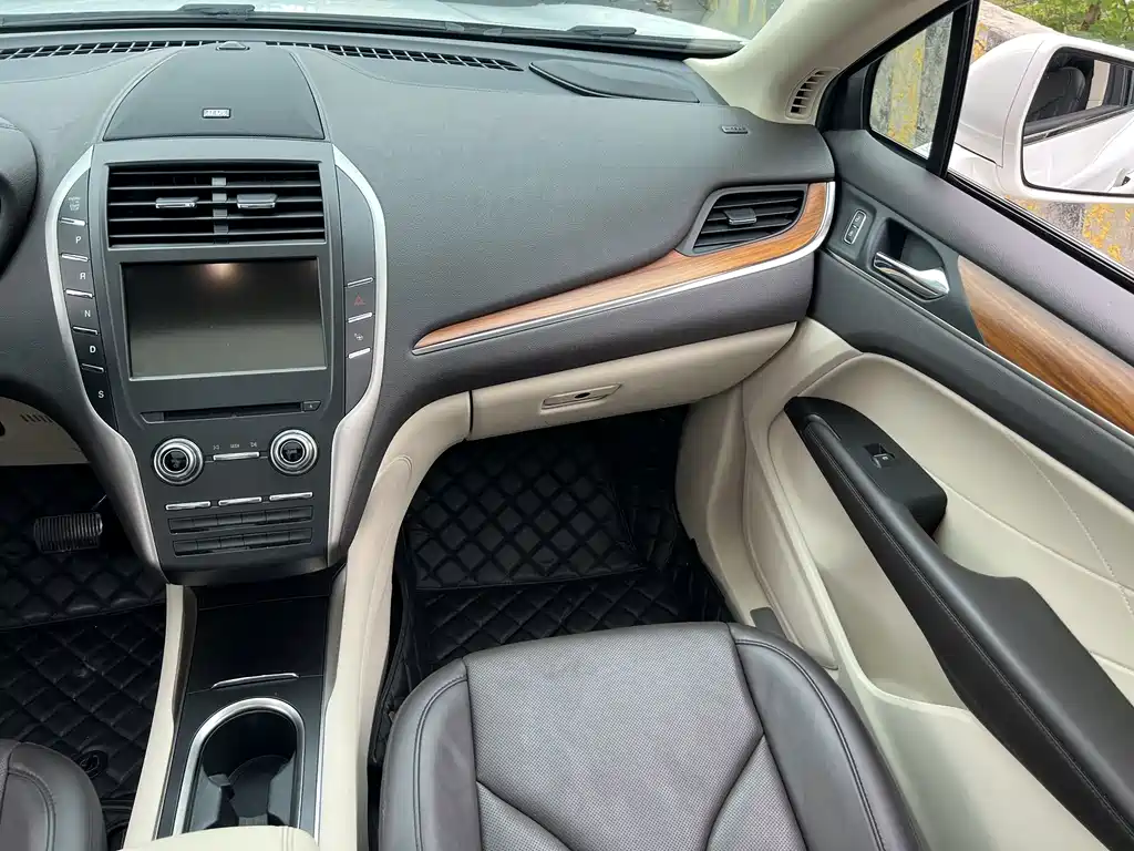 Lincoln MKC — миниатюра 16