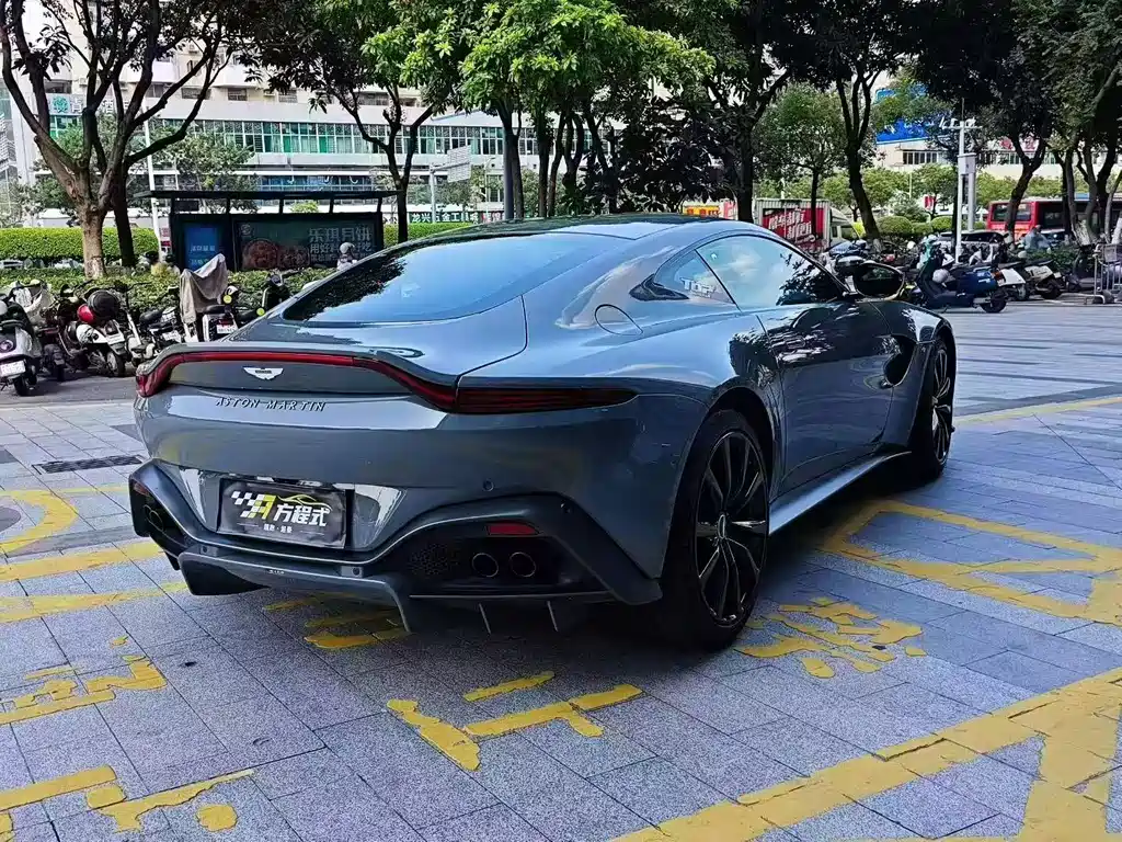 ASTON MARTIN V8 VANTAGE