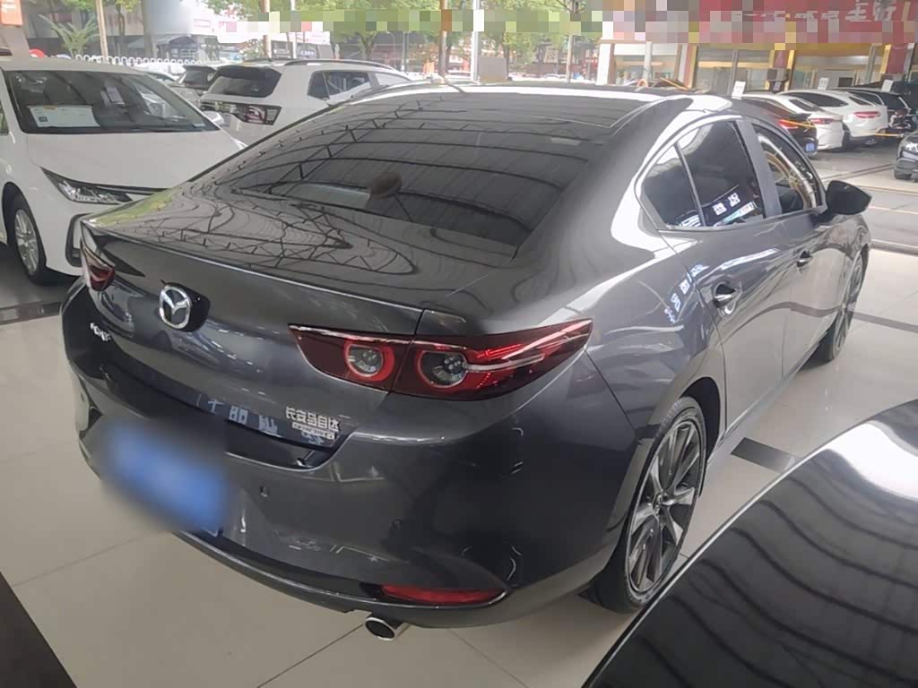Mazda Mazda3 Axela 2.0 л 2024 г. Серебристо-серый, пробег 48200 км