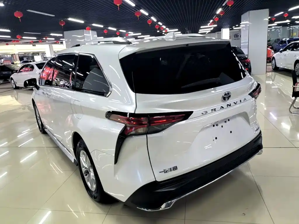 Toyota Granvia — миниатюра 5