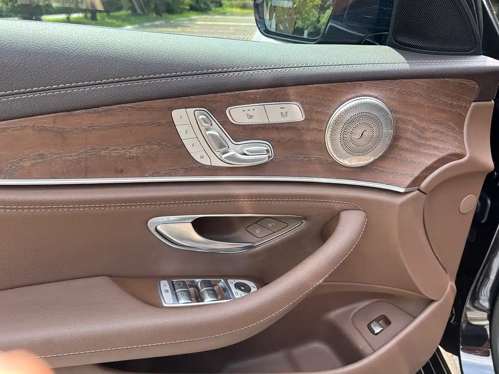 Mercedes-Benz E-Class — миниатюра 8