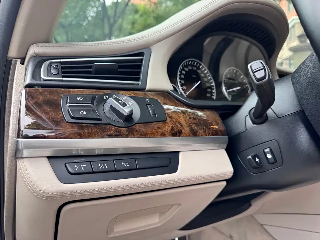 BMW 7 Series — миниатюра 7