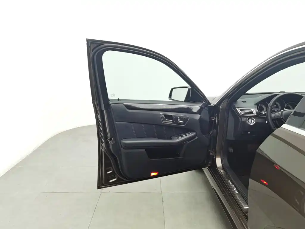 Mercedes-Benz E-Class — миниатюра 8