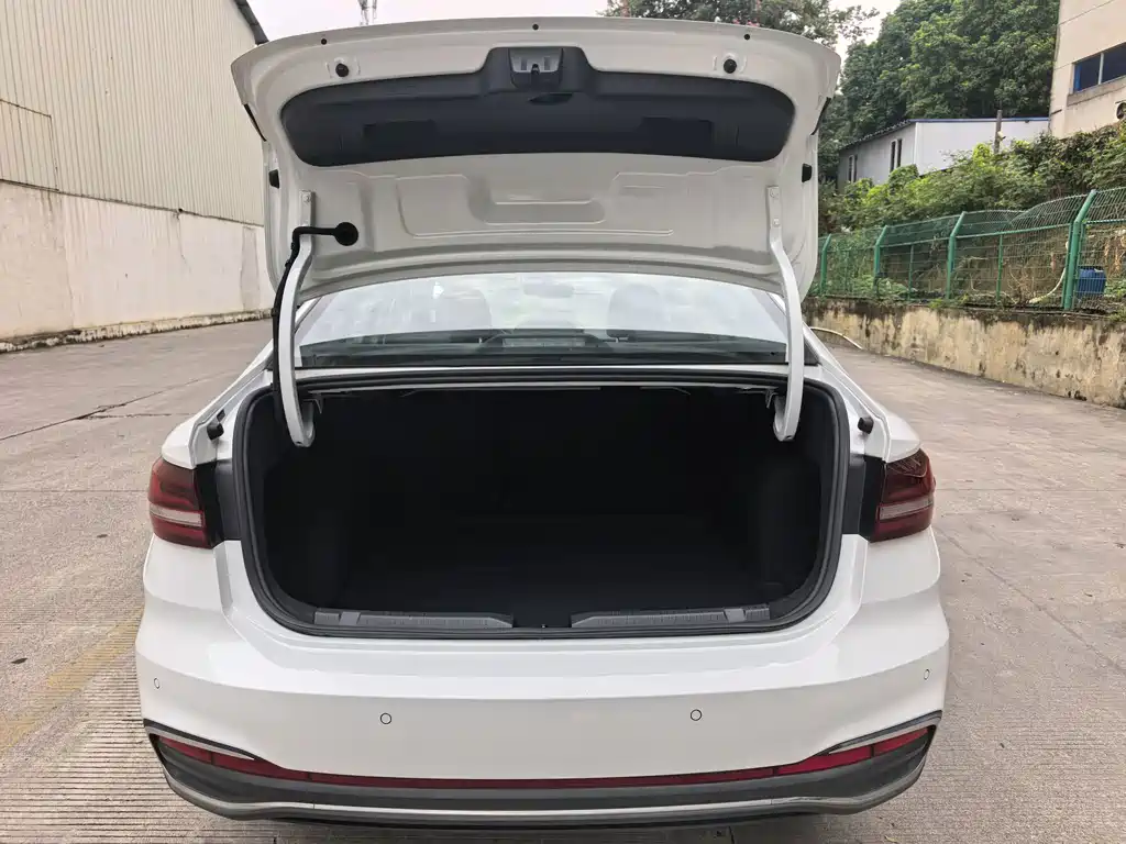 Volkswagen Lavida — миниатюра 6